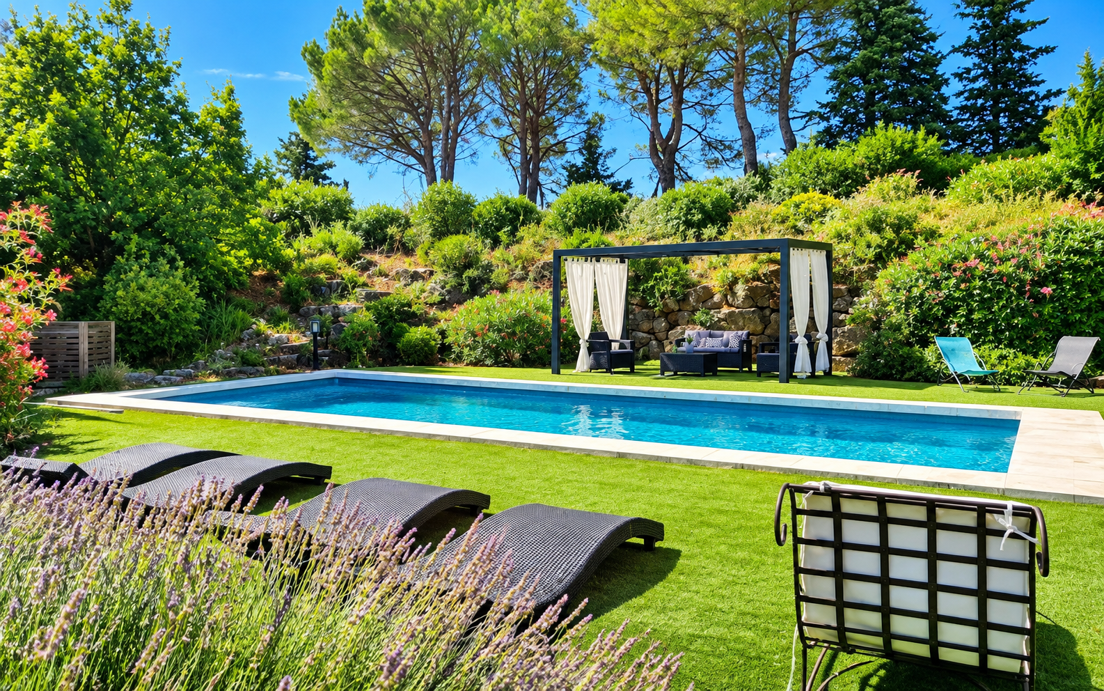 Villa avec piscine et vue sur les collines provençales