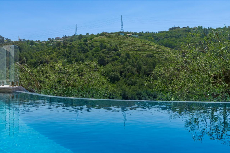 Très belle vue depuis la maison magnifique et propre avec une belle piscine d'eau salée.